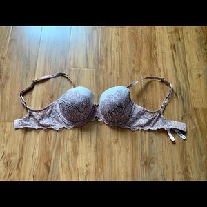 Victoria’s Secret lace bra. Beautiful detail! Size 36D. Great condition!